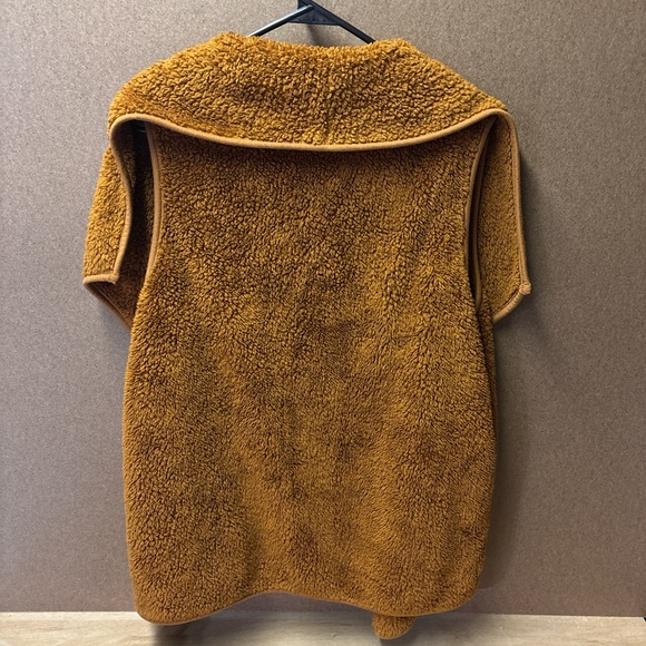 Heritage Charm Teddy Fleece Vest – Brown – Size Large - Picture 4 of 5